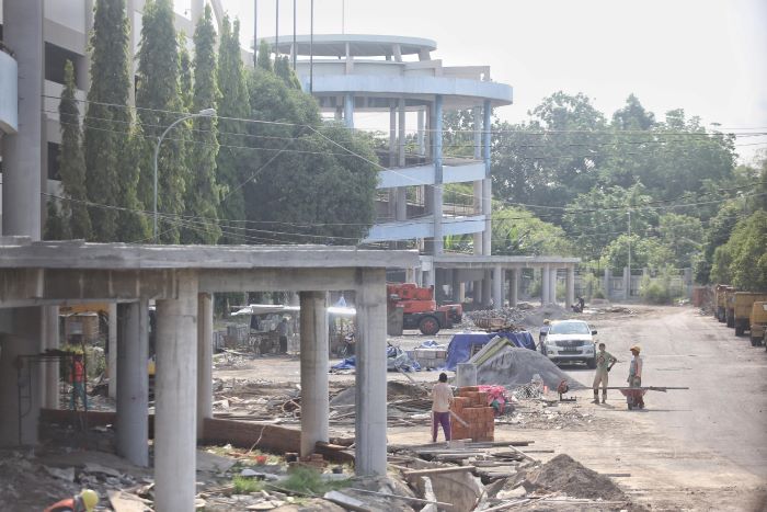 PROSES PEMBANGUNAN: Stadion Maguwoharjo atau Maguwoharjo International Stadium (MagIS) yang masih dalam proses renovasi Senin (7/10/2024).
