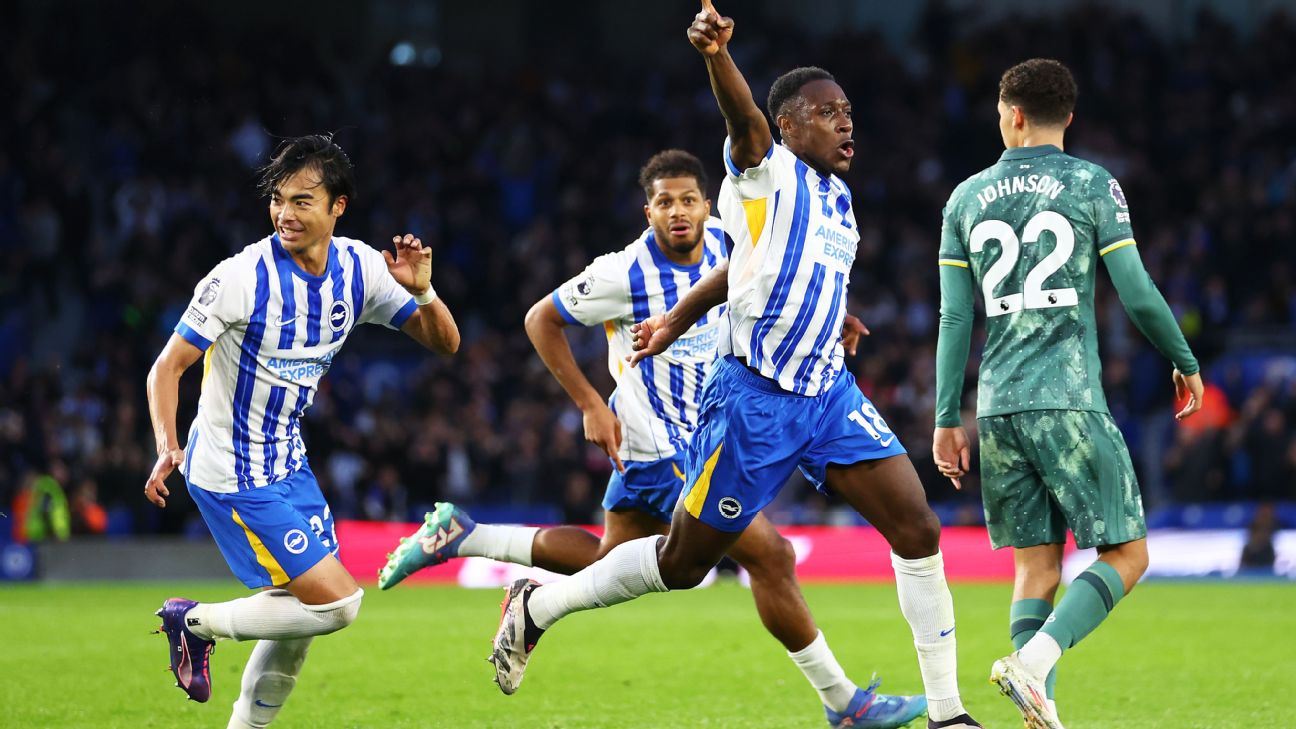 Selebrasi Danny Welbeck usia mencetak gol kemenangan Brighton atas Tottenham Hotspus (getty)