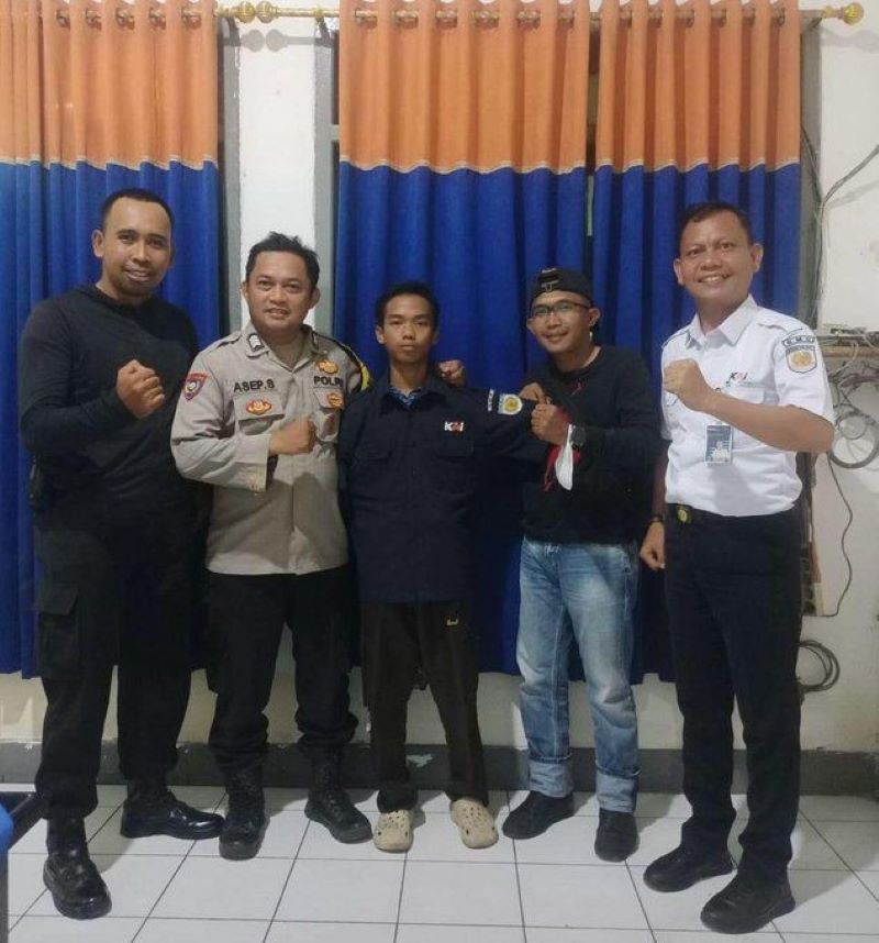 Masinis gadungan (tengah) diciduk polisi.