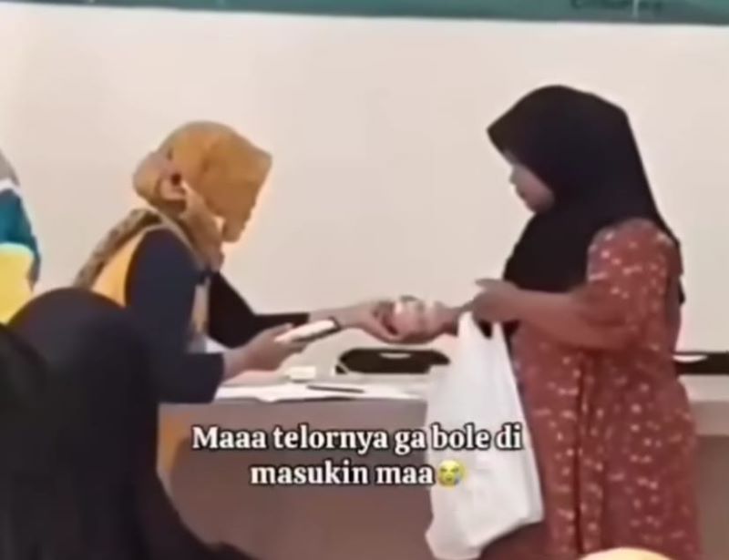 Panitia pembagian bantuan gizi ibu hamil ambil lagi bansos telur usai difoto.