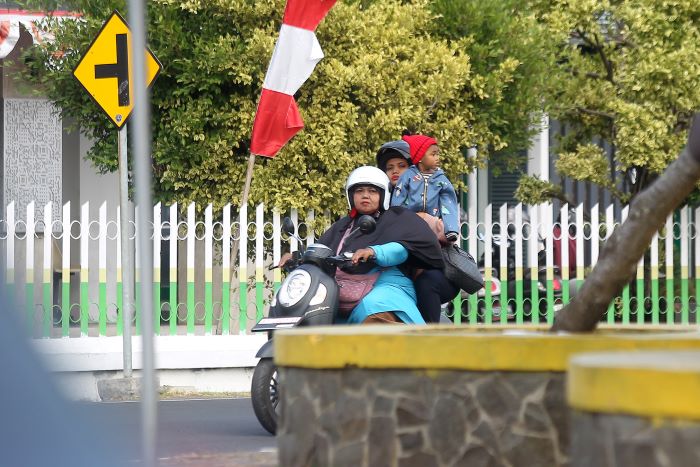 KELOMPOK RENTAN: Dua perempuan mengajak anak mengendarai sepeda motor di kawasan Paseban, Bantul. Ratusan kasus kekerasan di Bantul masih dialami oleh perempuan dan anak