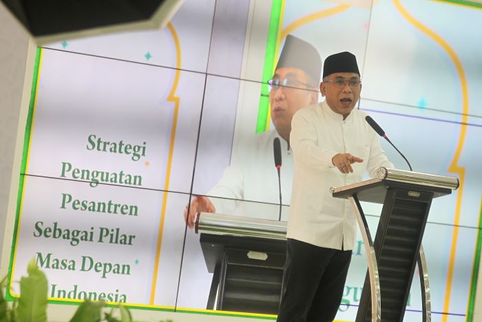 KOLABORASI: Ketua Umum PBNU Yahya Cholil Staquf memberikan pemaparan dalam Simposium Pesantren 2024 di Auditorium Fisipol UGM Selasa (8/10/2024).