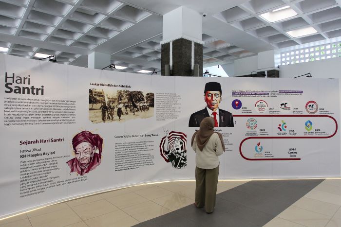 Pameran tentang sejarah Hari Santri Nasional dan sejumlah lembaga pendidikan santri digelar saat acara Simposium Pesantren bertajuk &ldquo;Strategi Penguatan Pesantren Sebagai Pilar Masa Depan Indonesia&rdquo;.