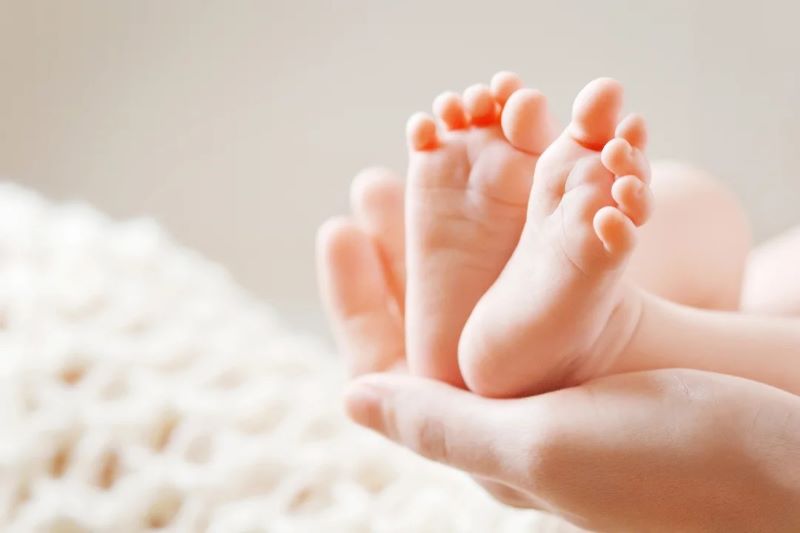 Seorang pria tega menjual bayi untuk modal judi online.