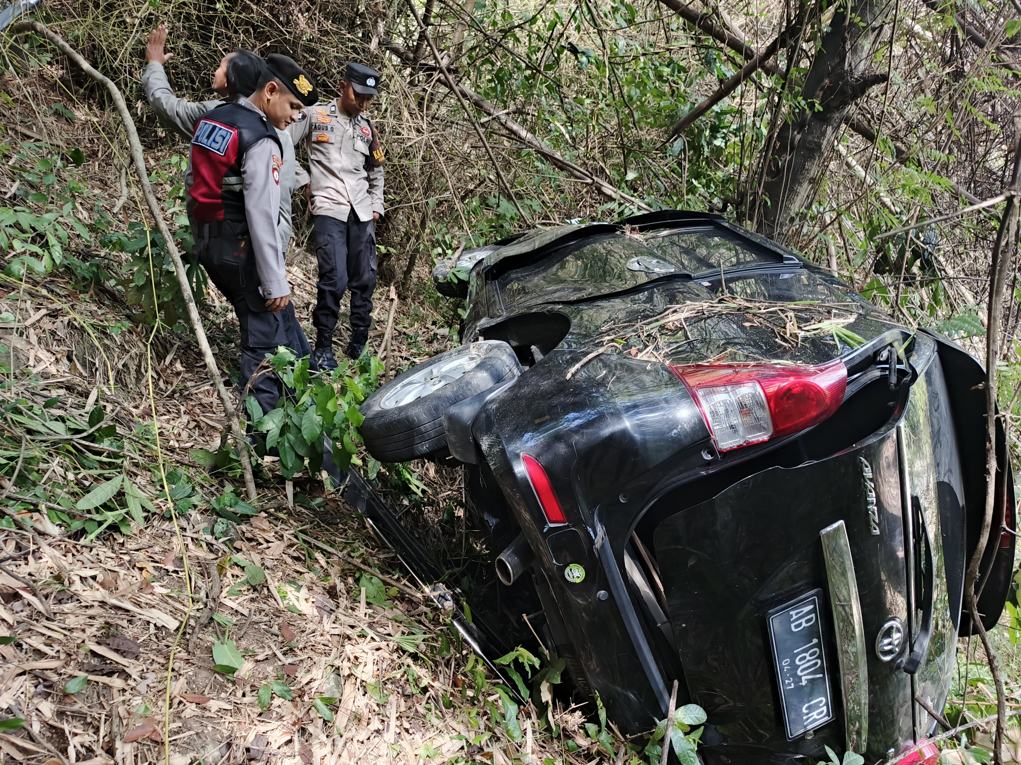 Mobil terjun ke jurang sedalam 8 meter di Jalan Jero - Bundelan, Kalurahan Tancep, Ngawen, Gunungkidul, Selasa (8/10).