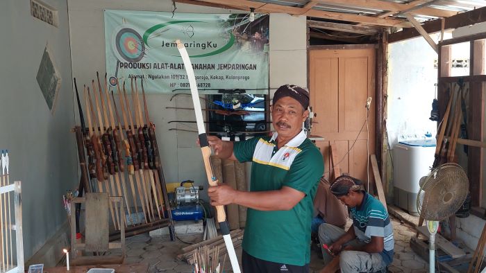 GAYA MATARAMAN: Joko Triyanto membuat peralatan jemparingan di bengkel kerjanya, Padukuhan Ngulakan, Hargorejo, Kokap Selasa (8/10/2024).