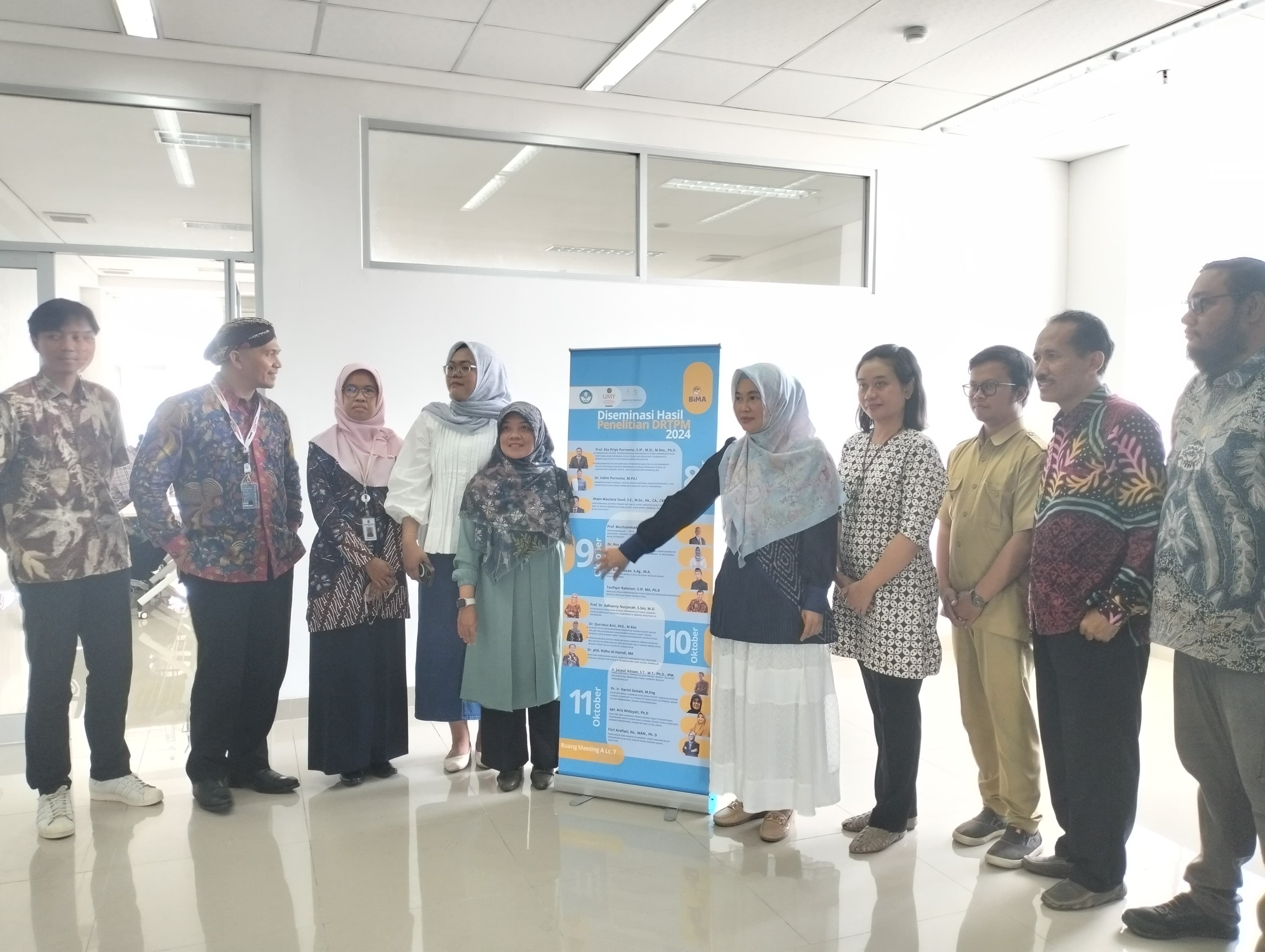 HAL BARU - Peserta dan narasumber diseminasi hasil penelitian berfoto bersama di UMY pada Selasa (8/10/2024)   (GUNAWAN/Radar Jogja)