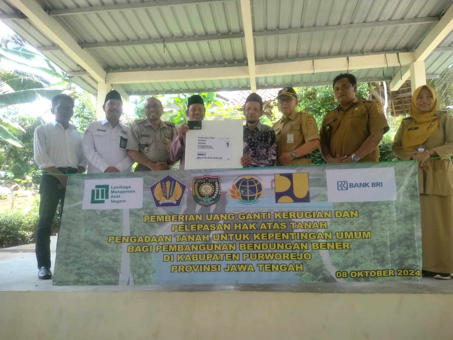 Pembayaran UGR tanah wakaf terdampak Bendungan Bener pada Selasa (8/10).