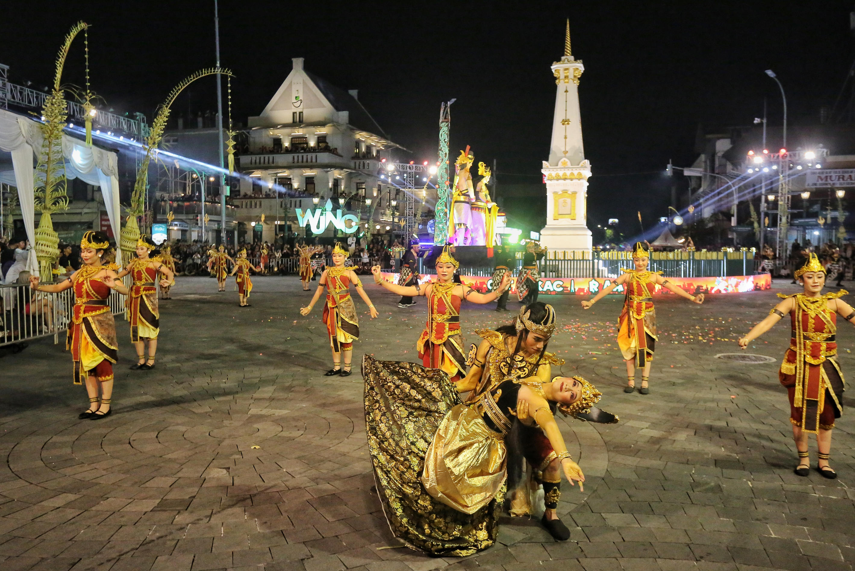 DAYA TARIK: Peserta dari Kemantren Wirobrajan menampilkan lakon Gatotkaca Sraya dalam Wayang Jogja Night Carnaval (WJNC) #9 di kawasan Tugu, Jogja, Senin (7/10).