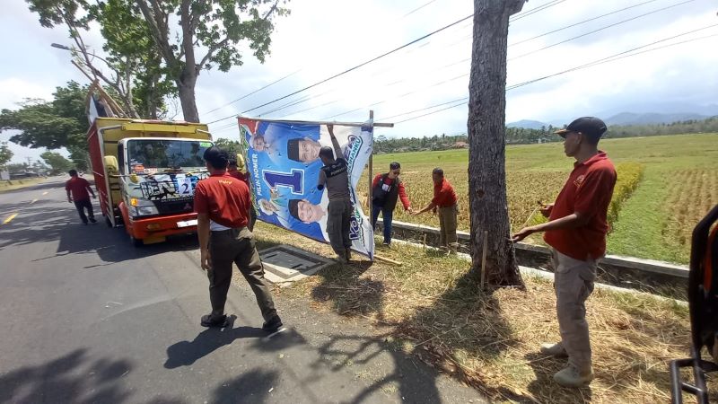 Jajaran Bawaslu Purworejo bersama tim gabungan saat menertibkan APK yang melanggar di wilayah Kabupaten Purworejo.
