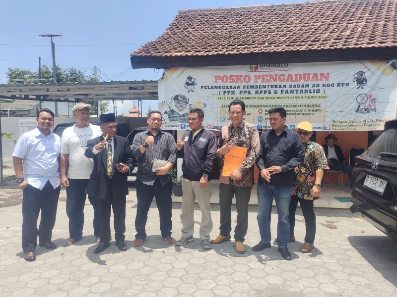 Jajaran tim hukum Halim-Aris seusai melaporkan dugaan pelanggaran pemilu.&nbsp;