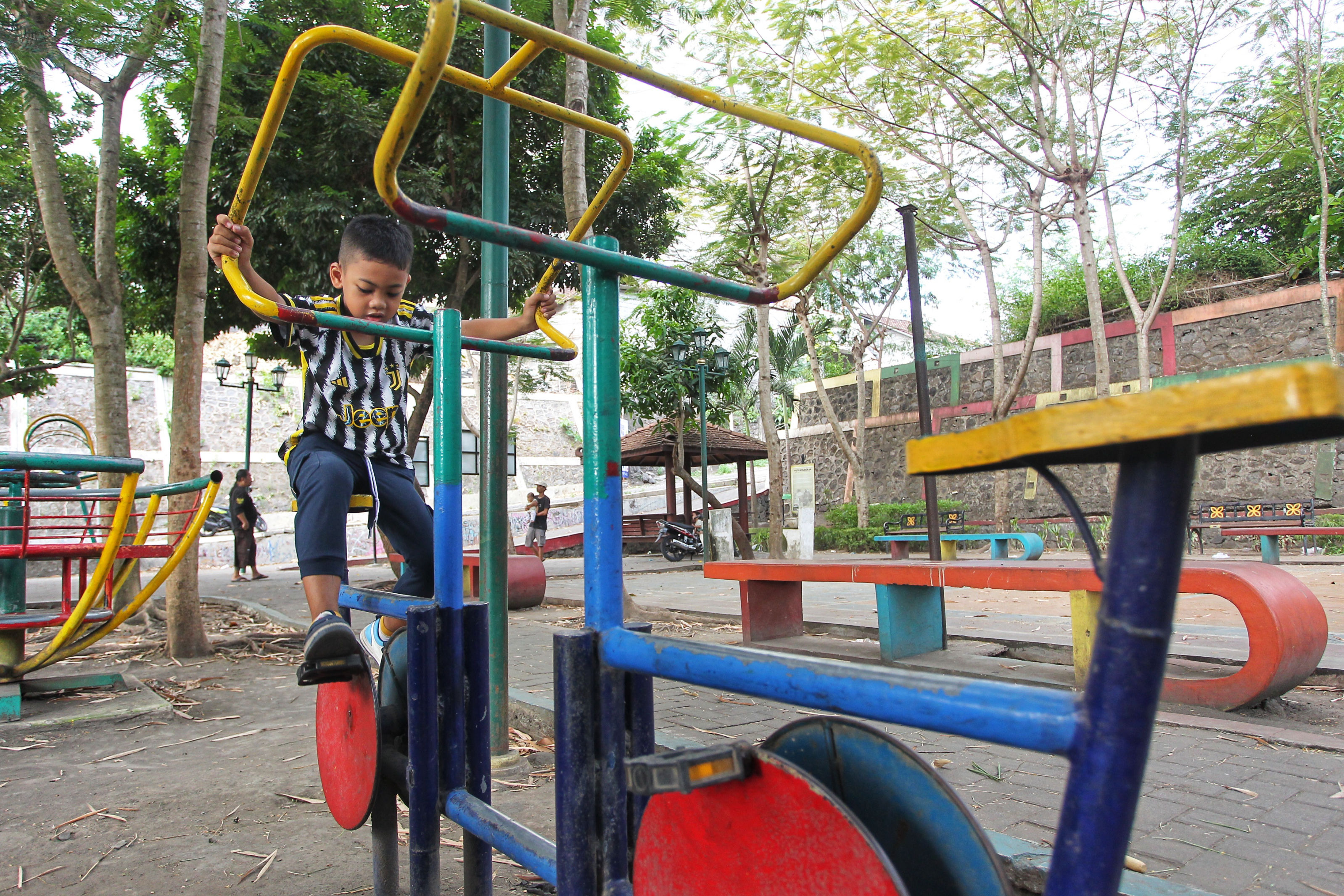 Anak-anak bermain di ruang terbuka hijau publik Taman Flamboyan, Kricak, Kemantren Tegalrejo, Kota Jogja, kemarin (9/10). Pemkot Jogja sampai saat ini belum mencapai target penyediaan ruang terbuka hi