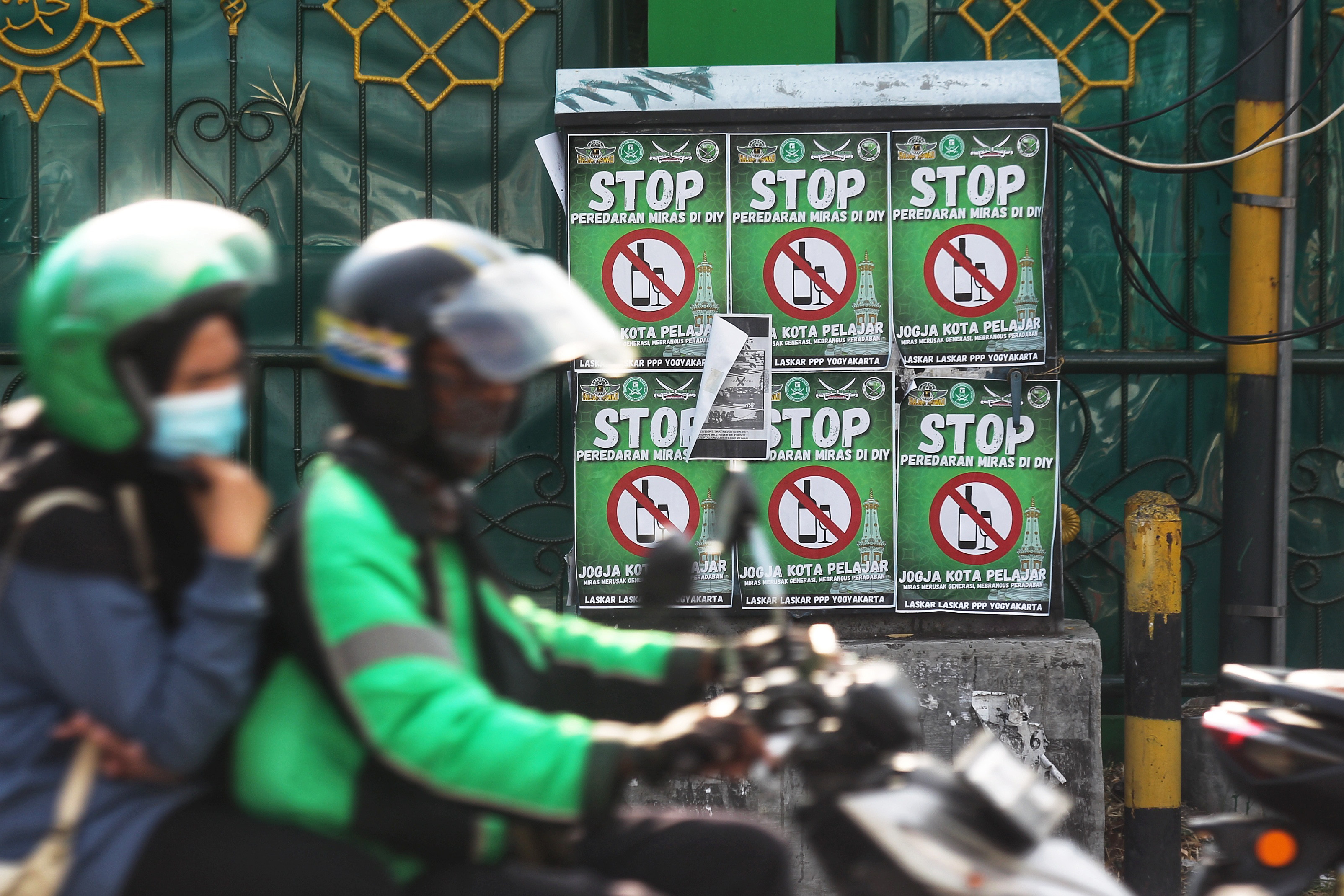 poster penolakan toko miras di jalanan Kota Jogja