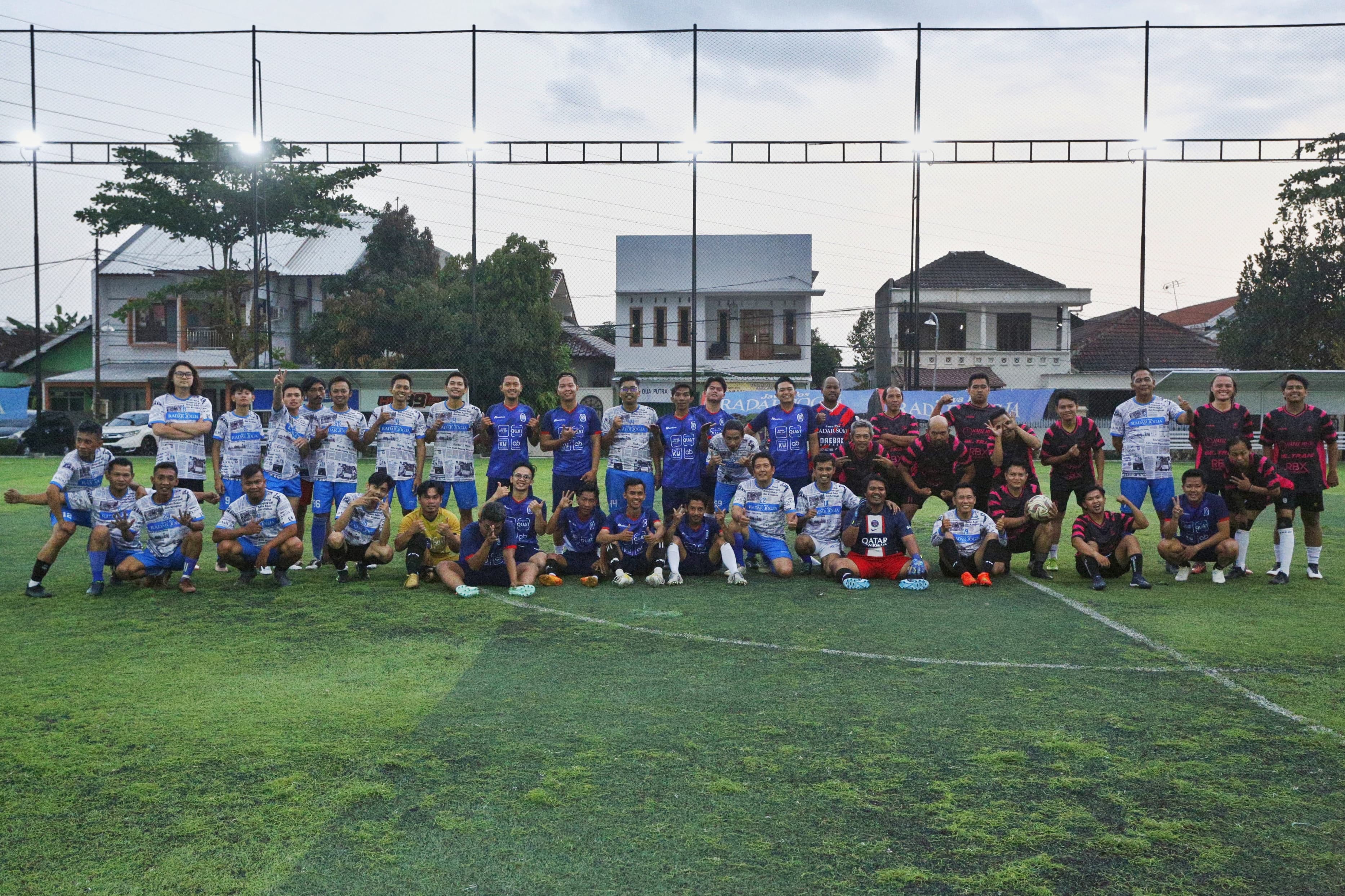 Tiga tim Asten Askreng Radar Jogja, Radar Solo, dan BPD DIY Cabang Sleman berfoto usai gelaran Fun Game Mini Soccer #3 di HK 99 Mini Soccer, Rabu (9/10).
