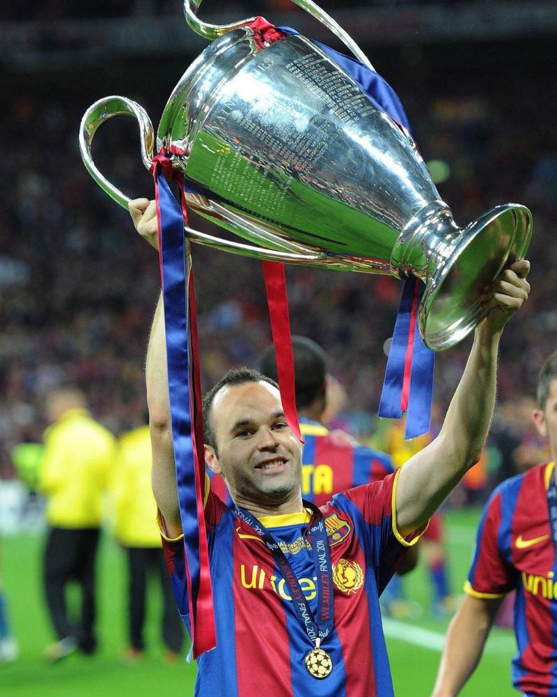 Andres Iniesta saat mengangkat trofi gelar juara Liga Champions bersama Barcelona di tahun 2011.