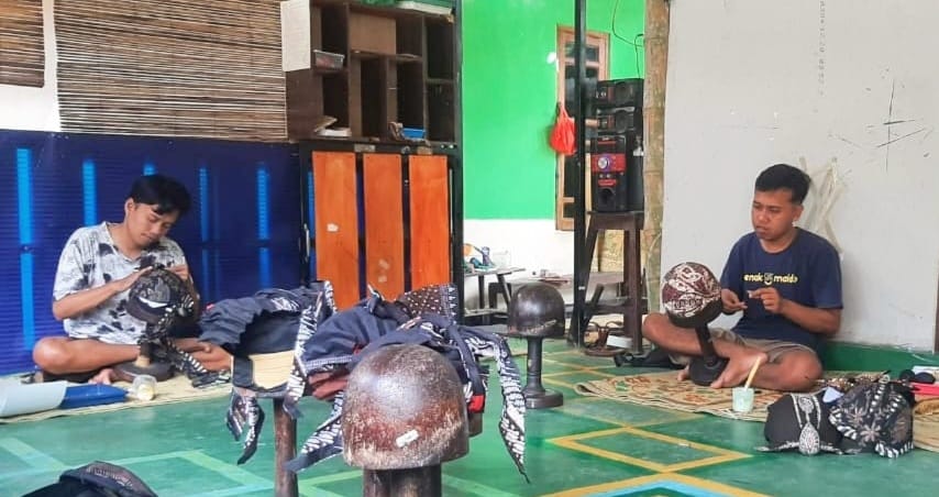 SERIUS - Pelaku UKM terlihat sedang membuat kerajinan blangkon di wilayah Pajangan, Bantul pada Rabu (9/10/2024)  (GUNAWAN/Radar Jogja)