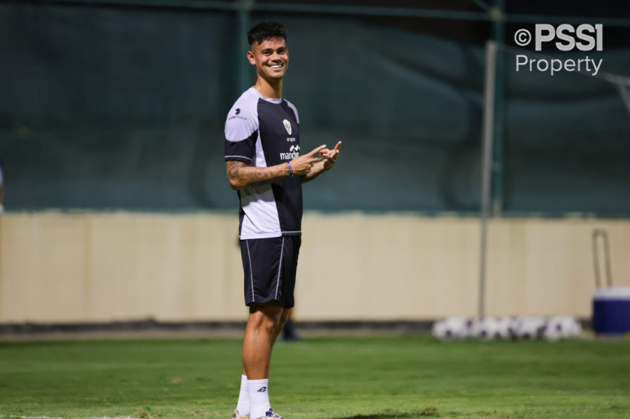 Pemain bertahan timnas Indonesia, Mees Hilgers usai jalani latihan perdana bersama pasukan skuad Garuda (PSSI)