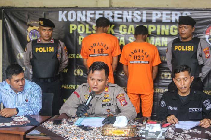 DICOKOK: Kapolsek Gamping AKP Sandro Dwi Rahadian menunjukkan tersangka dan barang bukti saat ungkap kasus menguasai dan membawa senjata tajam di Mapolsek Gamping, Sleman,