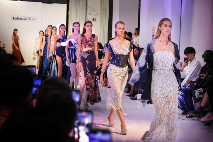 KOLEKSI TERBARU: NusaSwarna, koleksi terbaru dari Semar Nusantara saat dipamerkan pada New York Fashion Week Spring/Summer 2025.