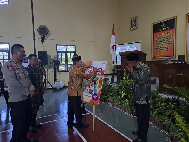 SIMBOLIS: Sekretaris Daerah Kabupaten Magelang saat menandatangani nota kesepahaman peluncuran buku P5, Kamis (10/10/2024).