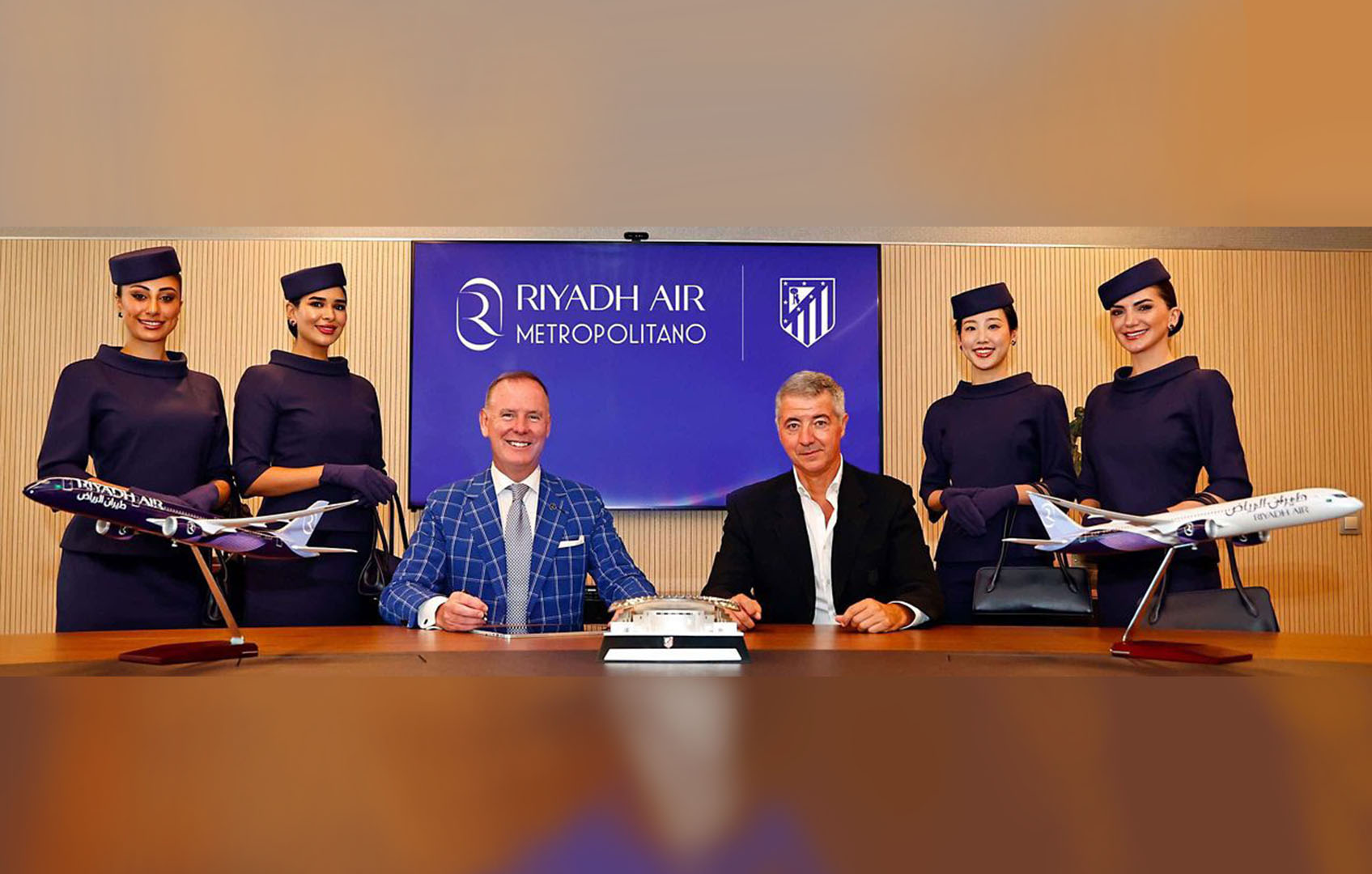 Tony Douglas CEO Riyadh Air (jas kotak) dan Miguel Angel Gil Marin CEO Atletico Madrid (jas hitam)