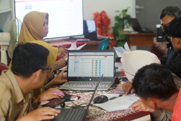 BERI PELAYANAN: Petugas melayani calon siswa baru saat mencari informasi terkait Penerimaan Peserta Didik Baru (PPDB) tingkat SMA/SMK di SMK Negeri 2 Kota Jogja.