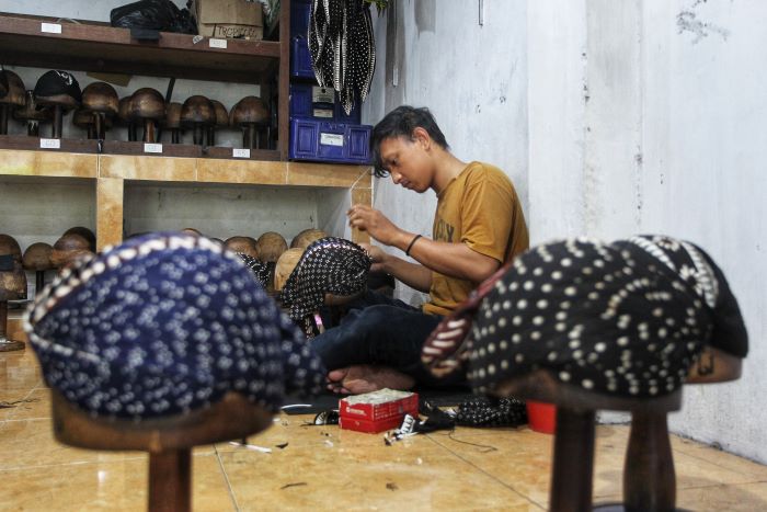 TEKUN: Perajin menyelesaikan pembuatan blangkon di Omah Blangkon dan Batik kawasan Bugisan, Kota Jogja Rabu (9/10). Ke depan, program pemberdayaan masyarakat harus lebih