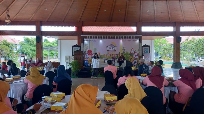 ANTUSIAS: Guru TK saat mengikuti sosialisasi kesadaran berlalu lintas oleh BPTD Kelas III Yogyakarta kemarin (10/10/2024).