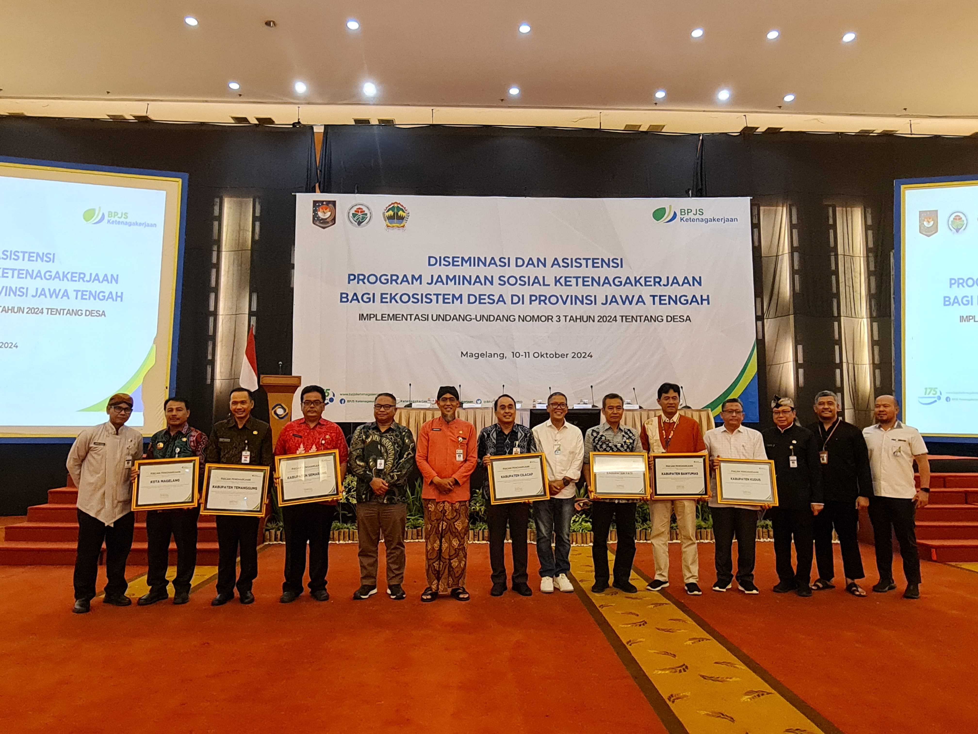 SIMBOLIS: Sekda Provinsi Jateng Sumarno saat memberikan piagam penghargaan terkait kepesertaan BPJS Ketenagakerjaan kepada tujuh kabupaten/kota di Jateng, Kamis (10/10).