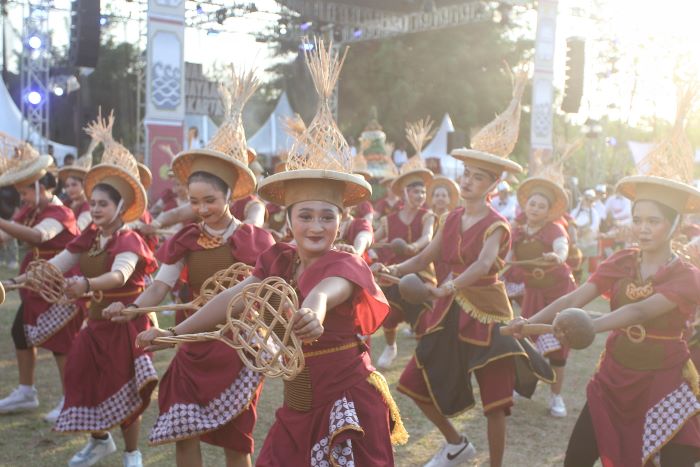 SIMBOLIS: Wagub DIY Paku Alam X bersama seniman Butet Kartaredjasa dan Kepala Dinas Kebudayaan DIY Dian Laksmi Pratiwi secara simbolis membuka FKY 2024 di Lapangan Bawuran, Pleret, Bantul