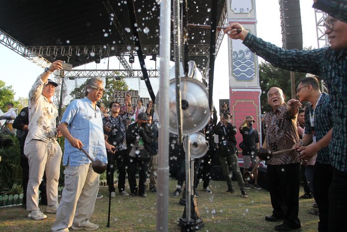 KOMPAK: Peserta pawai memeriahkan pembukaan Festival Kebudayaan Yogyakarta (FKY) 2024 bertajuk "Umpak Buka" di Lapangan Bawuran, Pleret, Bantul Kamis (10/10/2024).