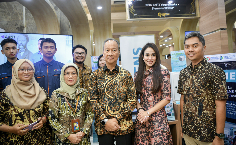 INOVASI - Dari kiri depan Waka Humas SMK-SMTI Fitri Ismiani Hapsari, Kepala SMK-SMTI Rr Ening Kaekasiwi, Menteri Perindustrian Agus Gumiwang Kartasasmita beserta istri