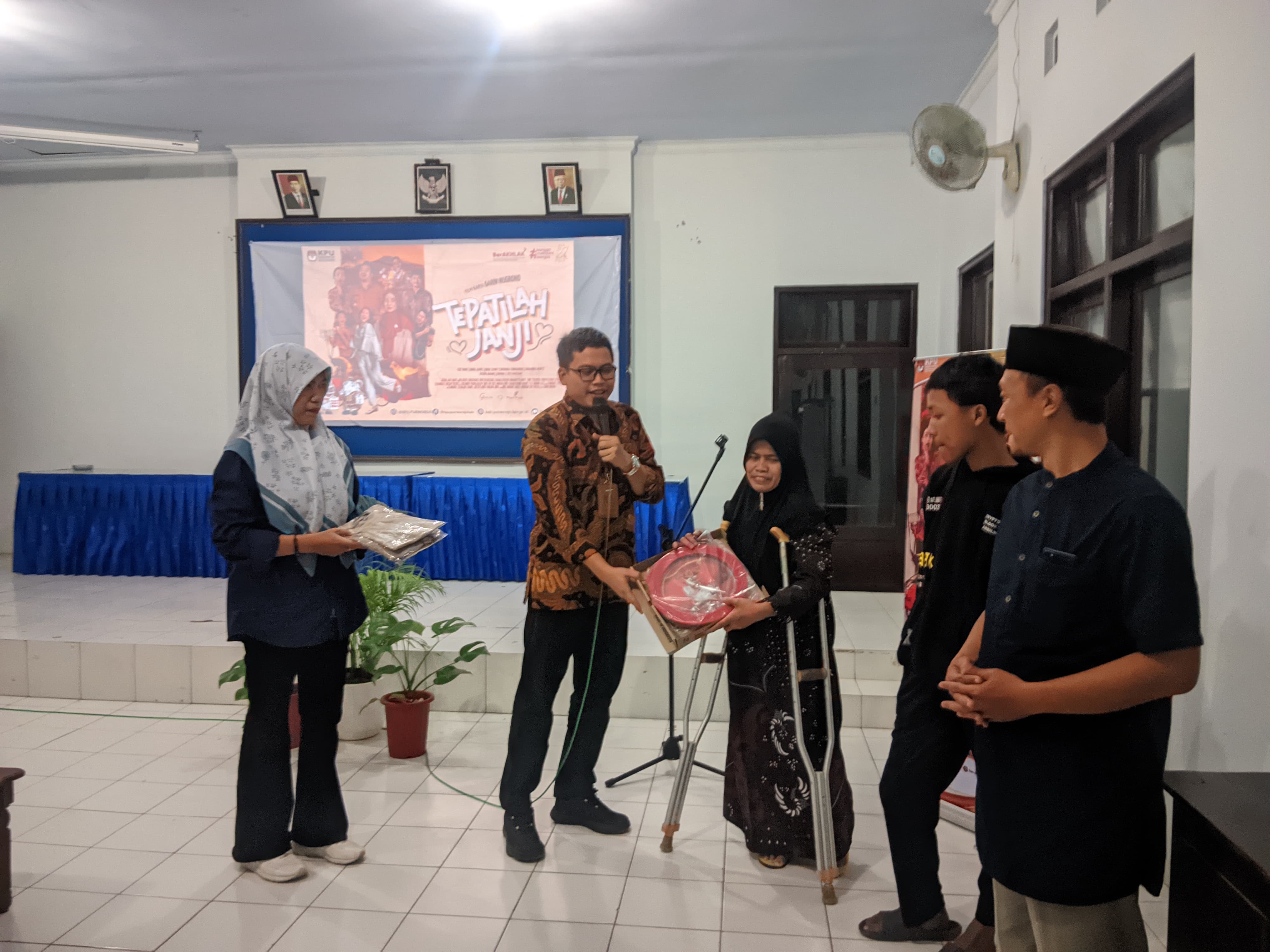 Kegiatan sarasehan di salah satu kecamatan di Kabupaten Purworejo dalam rangka sosialisasi Pilkada 2024 oleh KPU Kabupaten Purworejo.  &nbsp;