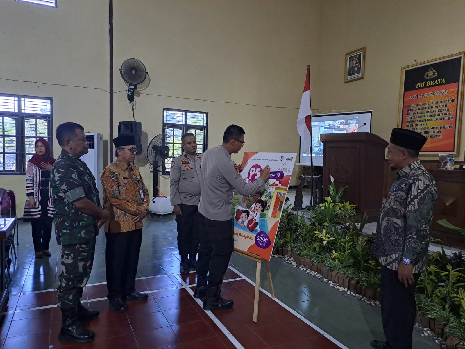 &nbsp;  SIMBOLIS: Sekretaris Daerah Kabupaten Magelang saat menandatangani nota kesepahaman peluncuran buku P5, Kamis (10/10/2024).  &nbsp;