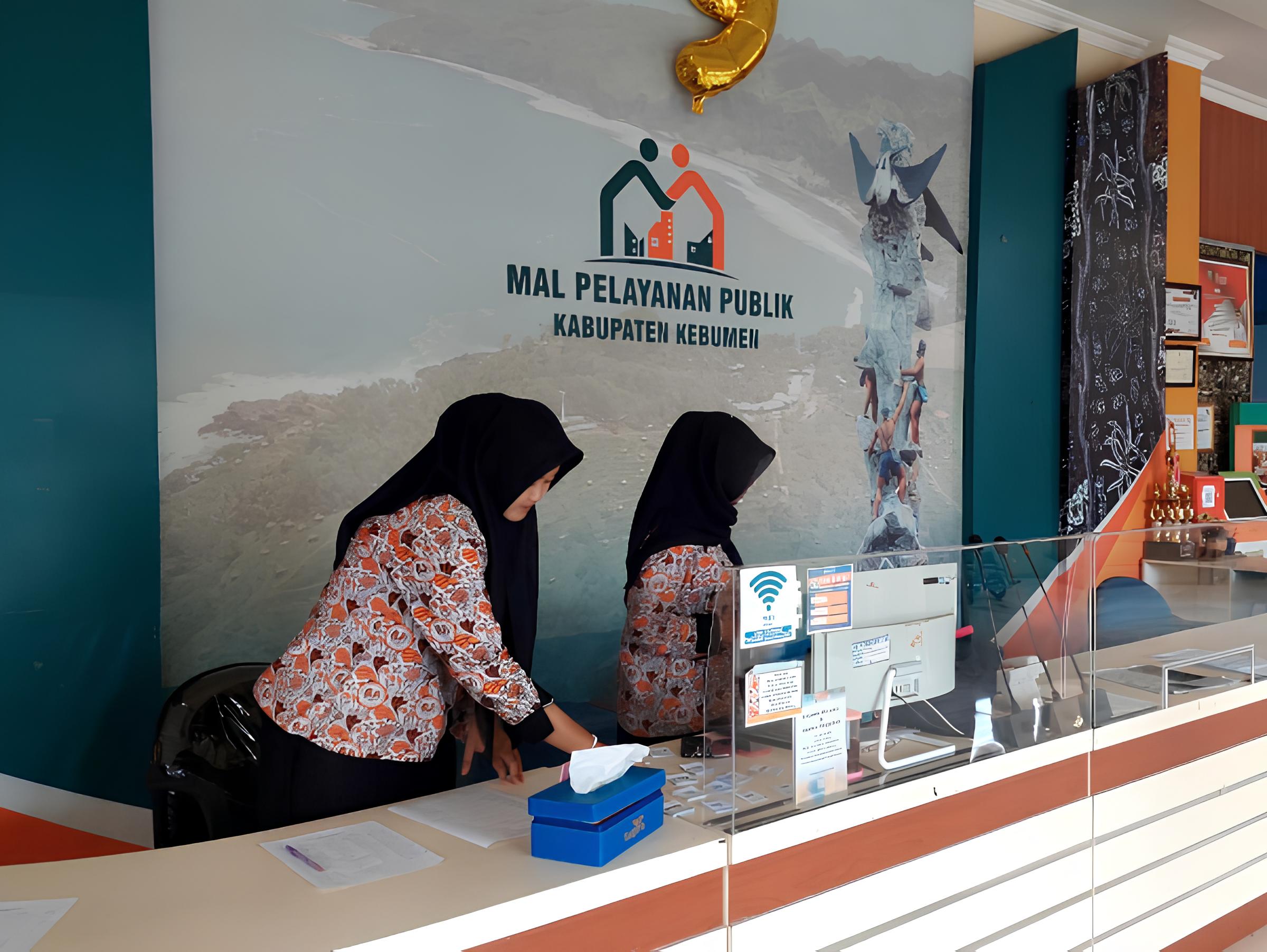 PELAYANAN PUBLIK : Aktivitas di Mal Pelayanan Publik (MPP) Kebumen yang sekarang sudah bertranformasi dengan memanfaatkan pelayanan digital.
