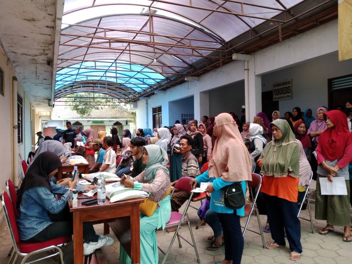 Proses pemberian bantuan beras di Kalurahan Margokaton Kamis (10/10/2024)