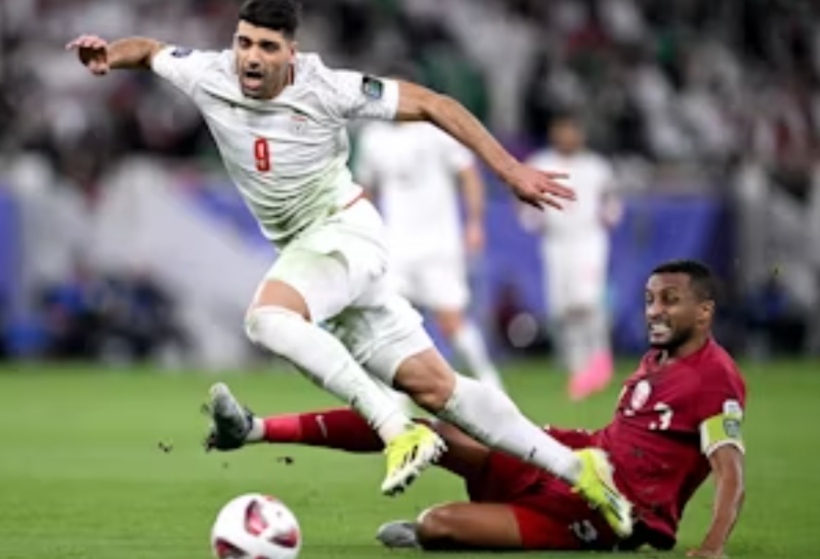 Penyerang Iran, Mehdi Taremi dilanggar oleh pemain Qatar saat bertemu di Kualifikasi Piala Dunai 2026 grup A (getty)