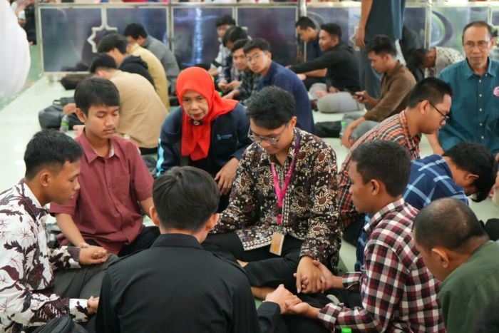 Para peserta saat mengikuti terapi healing massal di UMY