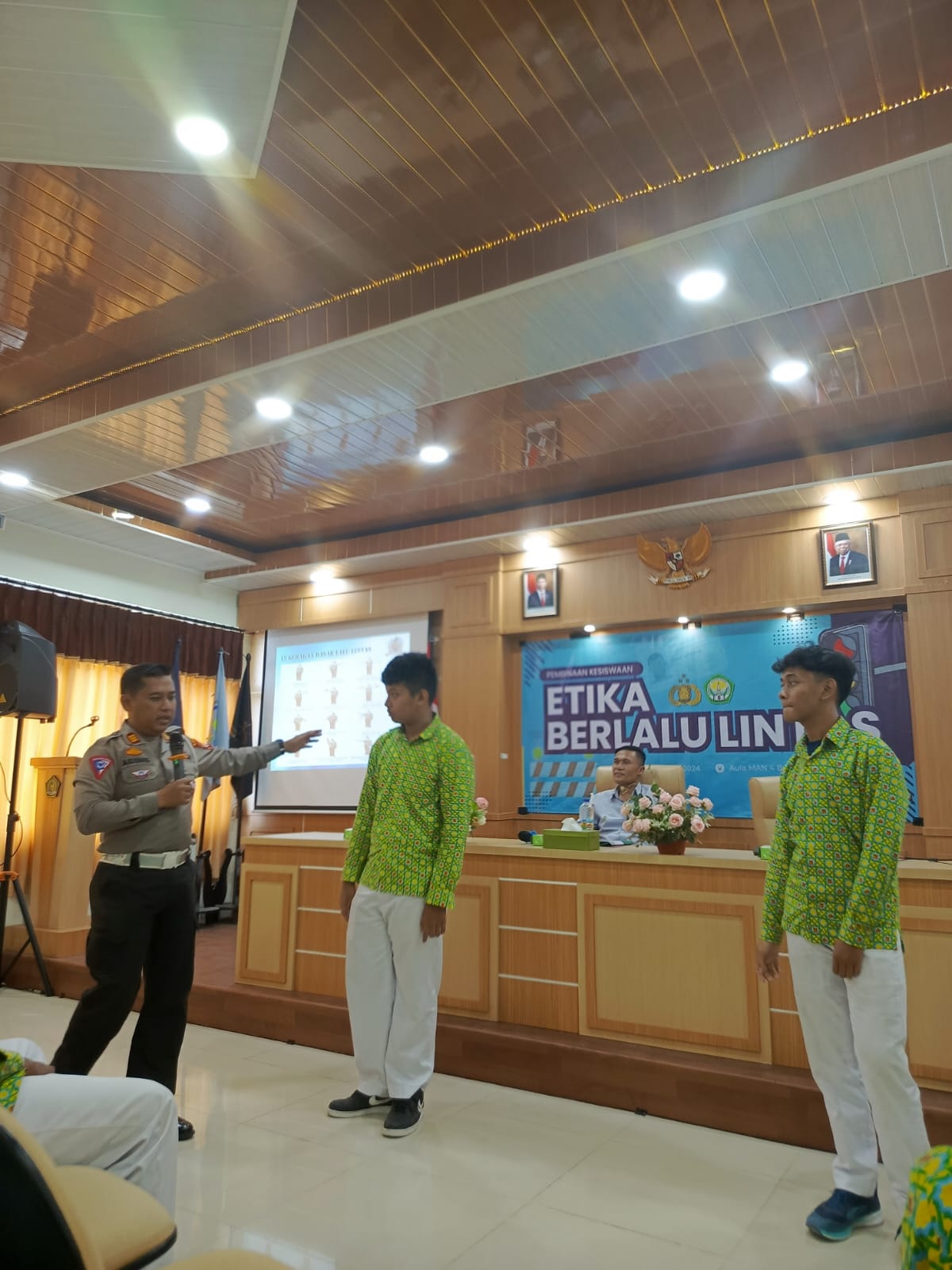 Polsek Banguntapan melalui Unit Lalu Lintas melaksanakan kegiatan Police Goes To School di MAN 4 Bantul, Banguntapan, Bantul, Rabu (9/10/2024)