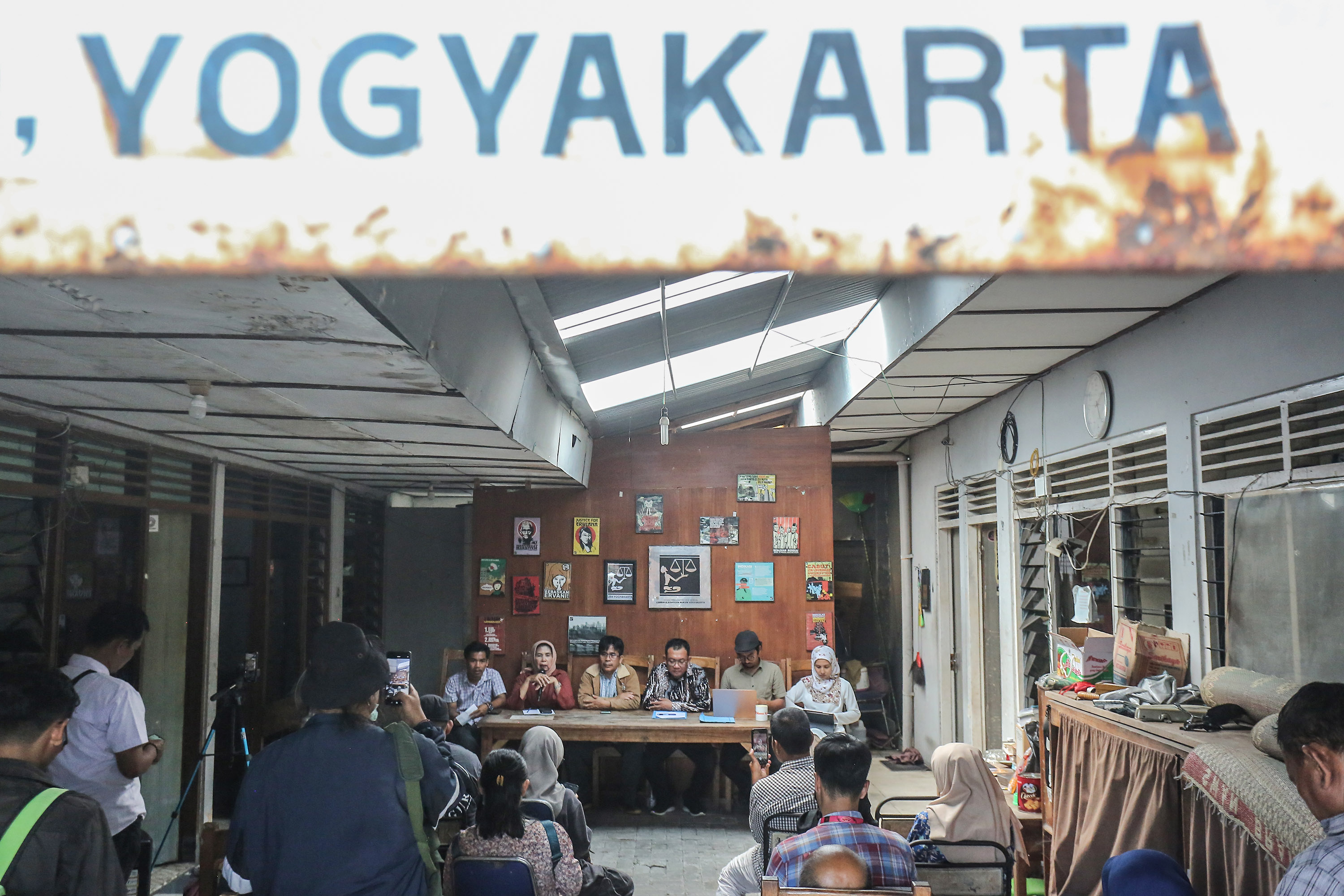 Jumpa pers terkait penahanan ijazah siswa di DIJ dilaksanakan di Kantor LBH Jogjakarta, Kotagedhe, jogja, Kamis (10/10). Aliansi Masyarakat Peduli Pendidikan Yogyakarta (AMPPY) penyelesaian penahanan ijazah yang jumlahnya lebih dari 200 siswa di DIJ (foto
