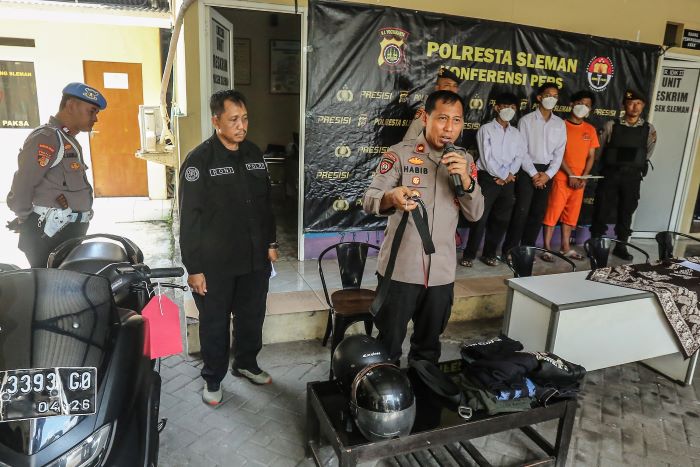 Kapolsek Sleman Kompol Khabibullah menjelaskan kronologi kejadian saat rilis kasus penganiayaan yang dilakukan pelajar di Mapolsek Sleman, Kamis (10/10/2024).