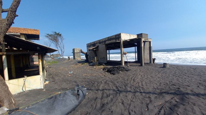 MANGKRAK: Kondisi bangunan di Pantai Kuwaru yang terbengkalai kemarin (11/10). Pantai ini sudah tak lagi dikunjungi oleh wisatawan.