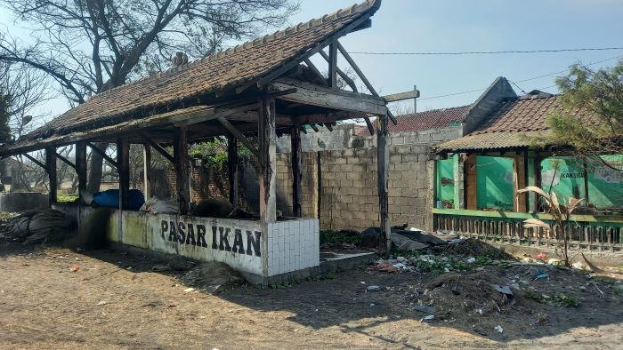 MANGKRAK: Kondisi bangunan di Pantai Kuwaru yang terbengkalai kemarin (11/10). Pantai ini sudah tak lagi dikunjungi oleh wisatawan.