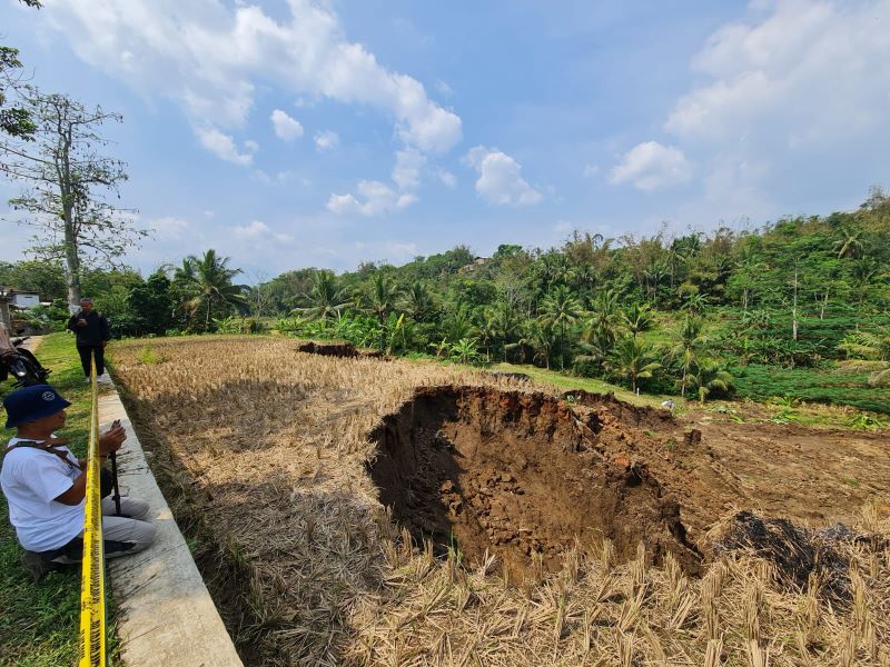 MEMPRIHATINKAN: Begini kondisi tebing di area persawahan yang longsor pada Rabu malam (9/10/2024).