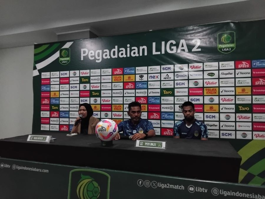 Pelatih kepala PSIM Jogja Seto Nurdiyantoro dan Gelang serang PSIM Jogja Saldi Amirrudin saat pres conference, di Stadion Mandala Krida, Jumat (11/10) pagi.