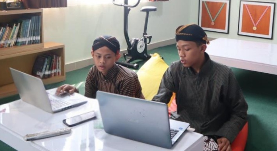 &nbsp;  SELAMAT: Dua siswa berprestasi, Muhammad Fakhir Nafis Al-Khuluq dan Ektada Benabi El-Amin, berhasil melaju ke final OPSI 2024