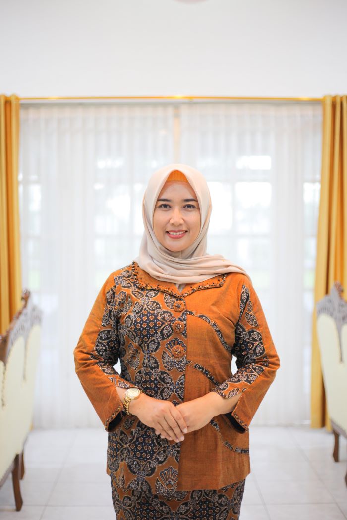 KONSISTEN: Istri Abdul Halim Muslih, Emi Masruroh yang berkomitmen terus mendukung langkah suaminya dalam pembangunan Kabupaten Bantul.