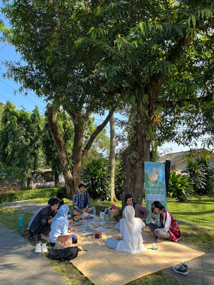 KOMPAK: Pemuda-pemudi dari Sundayreads Bookclub Magelang asyik membaca buku. Setelah itu, mereka akan berbincang ringan mengulas buku yang dibaca.