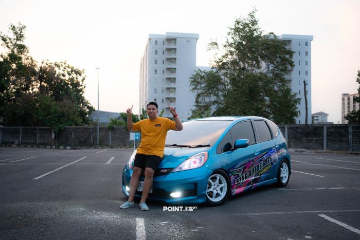 ABADIKAN MOMEN: Dodi Agus Kurnia Rahman saat berfoto dengan mobil yang sudah dimodifikasi.