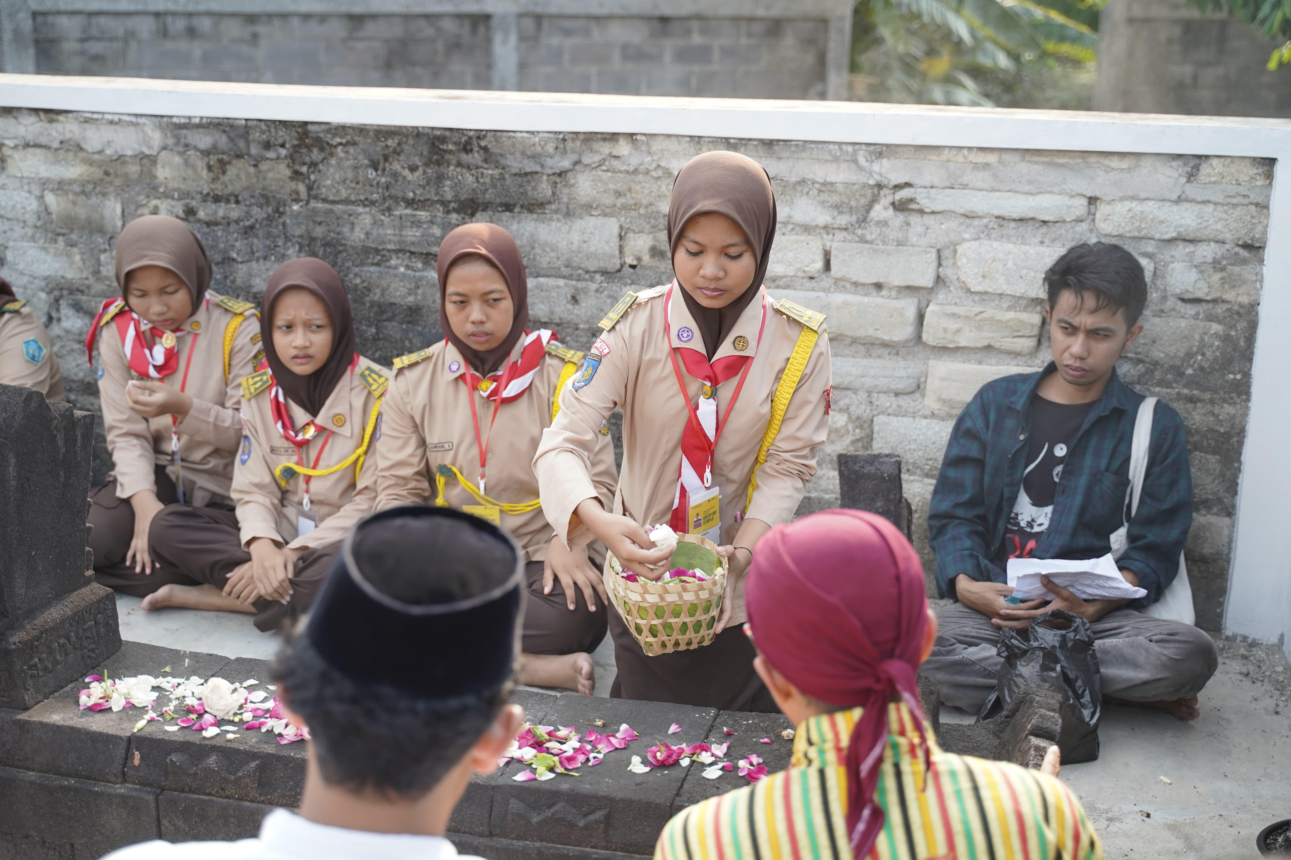 Program jelajah budaya FKY 2024 mengajak anak-anak  pramuka mengunjungi situs bersejarah salah satunya makam Kyai Kategan di Kanggotan, Pleret, Bantul.